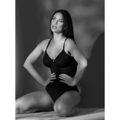 Body preformado control encaje allover con aros y sin foam.