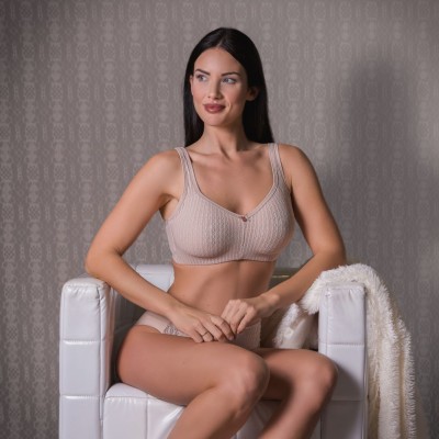 Sujetador preformado control encaje allover sin aros y sin foam.